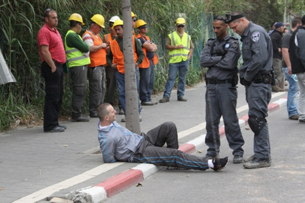 الشرطة تعتدي بالضرب على أبناء عائلة أبو سيف أثناء تنفيذ أمر الهدم 